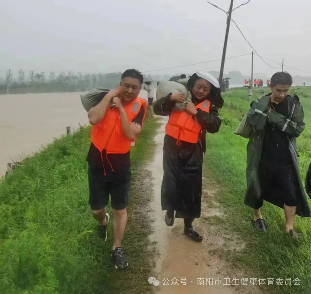 “白衣天使”變身“防汛衛(wèi)士”——南陽衛(wèi)健體系統(tǒng)全力守護人民生命財產(chǎn)安全