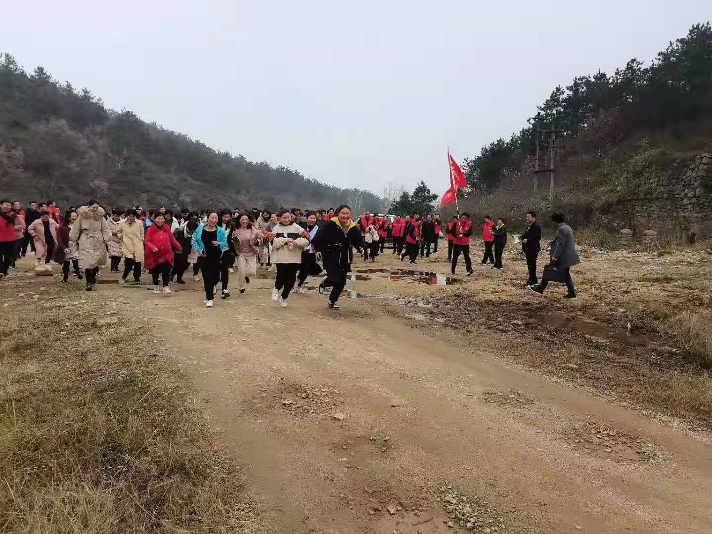 桐柏縣衛(wèi)健委組織開展機(jī)關(guān)全體同志登山暨“三八”婦女節(jié)慶?；顒? class=