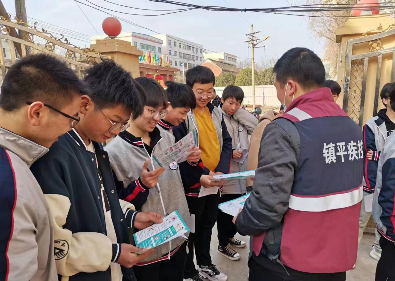 鎮(zhèn)平縣疾控中心開展艾滋病防治知識宣傳進(jìn)校園活動