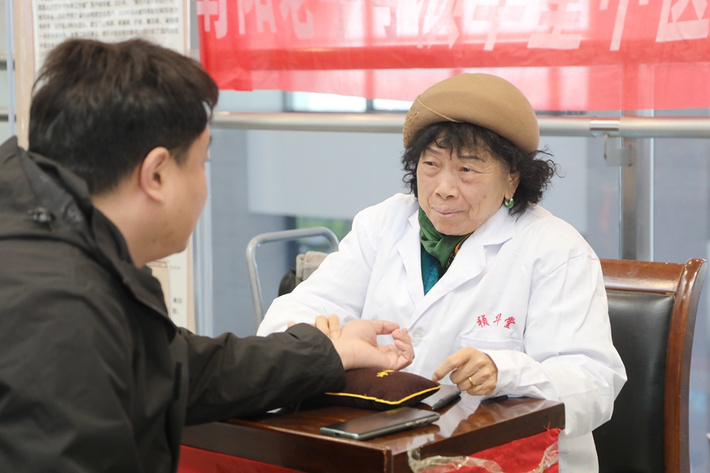 非遺暖途，醫(yī)心為民——樊成華教授帶領南陽禎華堂團隊積極參加非遺進高鐵站活動